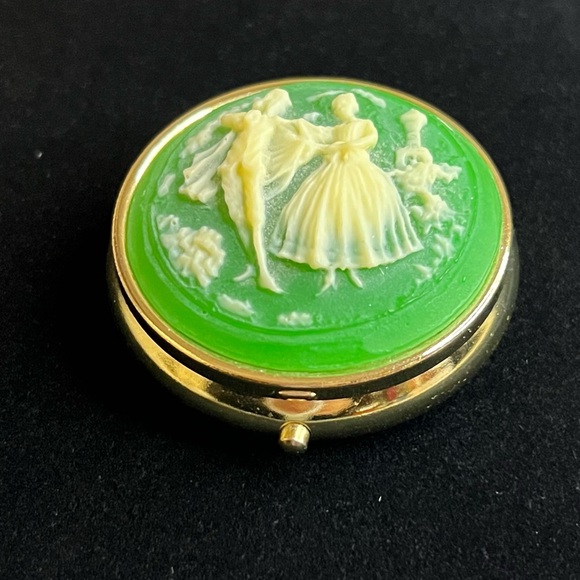VINTAGE VICTORIAN CAMEO DANCING COUPLE TRINKET PILL BOX COMPACT - Picture 3 of 8
